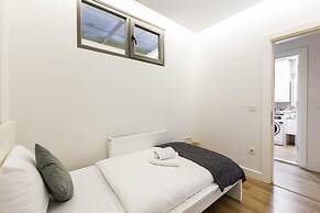 Sleek and Central Flat With Backyard in Besiktas