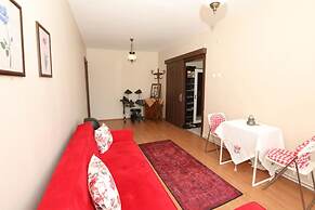 Flat With Two Living Rooms and Balcony in Uskudar