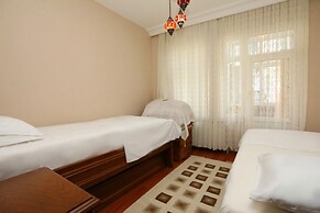 Flat With Two Living Rooms and Balcony in Uskudar