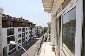 Flat With Two Living Rooms and Balcony in Uskudar