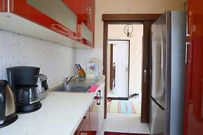Flat With Two Living Rooms and Balcony in Uskudar