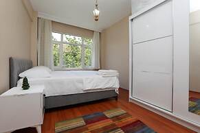 Flat With Two Living Rooms and Balcony in Uskudar