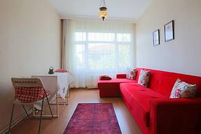 Flat With Two Living Rooms and Balcony in Uskudar
