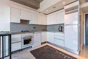 Cozy Flat With City View and Balcony in Sisli