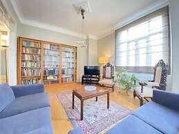 Flat With Balcony and Bosphorus View in Beyoglu