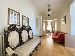 Flat With Balcony and Bosphorus View in Beyoglu