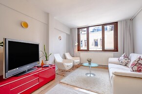 Colorful and Central Flat With Balcony in Kadikoy