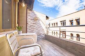 Colorful and Central Flat With Balcony in Kadikoy