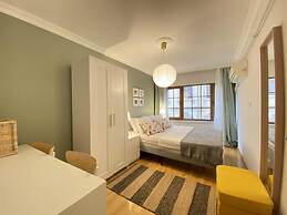 Charming and Central Flat With Balcony in Beyoglu
