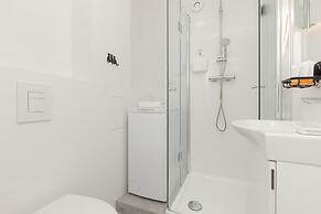 Warsaw Apartment Elekcyjna by Renters