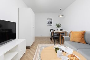 Warsaw Apartment Elekcyjna by Renters
