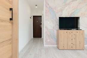 Warsaw Apartment Elekcyjna by Renters
