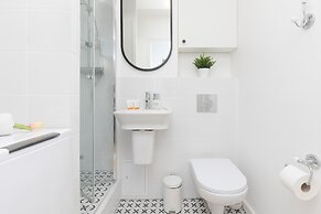 Warsaw Apartment Elekcyjna by Renters