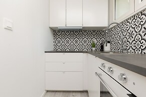 Warsaw Apartment Elekcyjna by Renters