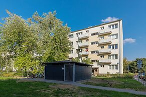 Warsaw Apartment Elekcyjna by Renters