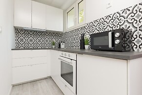 Warsaw Apartment Elekcyjna by Renters