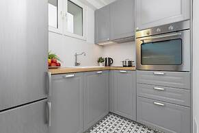 Warsaw Apartment Elekcyjna by Renters