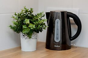 Warsaw Apartment Elekcyjna by Renters