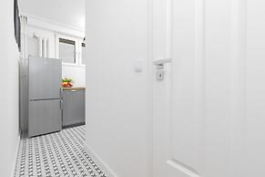 Warsaw Apartment Elekcyjna by Renters