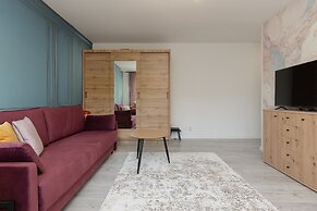 Warsaw Apartment Elekcyjna by Renters