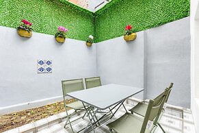 Missafir House With Refreshing Garden in Besiktas