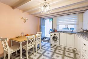 Missafir House With Refreshing Garden in Besiktas