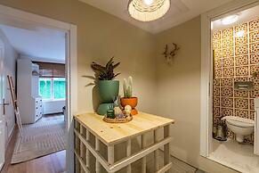 Missafir House With Refreshing Garden in Besiktas