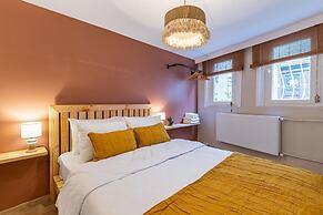 Missafir House With Refreshing Garden in Besiktas