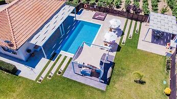 Madini Luxury villa with private Heated pool