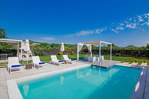 Madini Luxury villa with private Heated pool