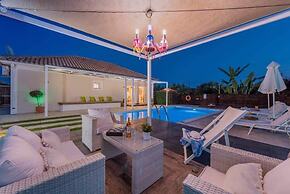 Madini Luxury villa with private Heated pool