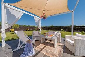 Madini Luxury villa with private Heated pool