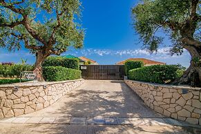 Madini Luxury villa with private Heated pool