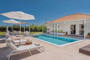 Madini Luxury villa with private Heated pool