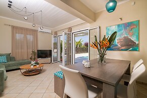 Madini Luxury villa with private Heated pool