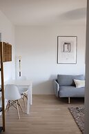 2ndhomes Bright 42m2 1BR Home w Balcony