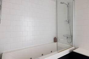 2ndhomes Gorgeous Courtyard Home w Sauna