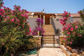 Lovely Flat Near Beach With Shared Pool in Kalkan