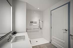 The Highlander at Radford, Tapestry Collection by Hilton