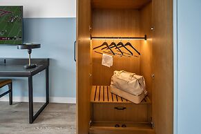 The Highlander at Radford, Tapestry Collection by Hilton