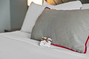 The Highlander at Radford, Tapestry Collection by Hilton