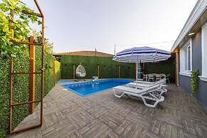Villa With Private Pool Near Airport in Muratpasa