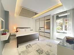 Flat With Bosphorus View and Backyard in Uskudar