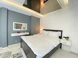 Flat With Bosphorus View and Backyard in Uskudar