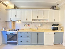 Flat With Bosphorus View and Backyard in Uskudar