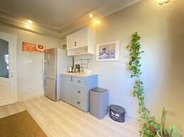 Flat With Bosphorus View and Backyard in Uskudar