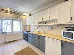 Flat With Bosphorus View and Backyard in Uskudar