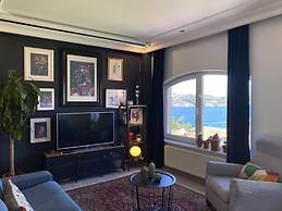 Flat With Bosphorus View and Backyard in Uskudar