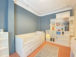 Flat With Bosphorus View and Backyard in Uskudar