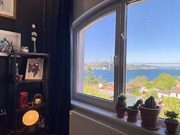 Flat With Bosphorus View and Backyard in Uskudar